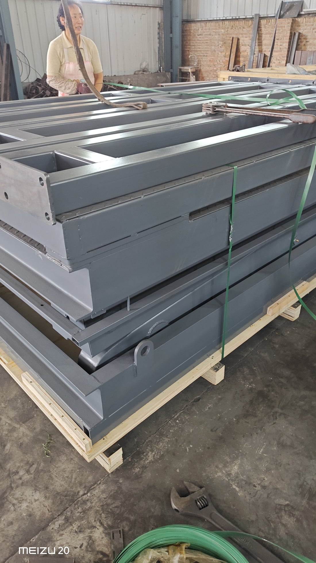 Scissor lift double-deck parking system packed in wooden crate ready for shipment