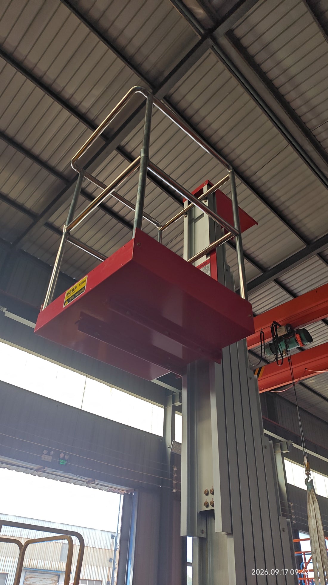 10m single-column aluminum lift lowering test at BEACON factory, 130kg capacity, 600×600mm platform