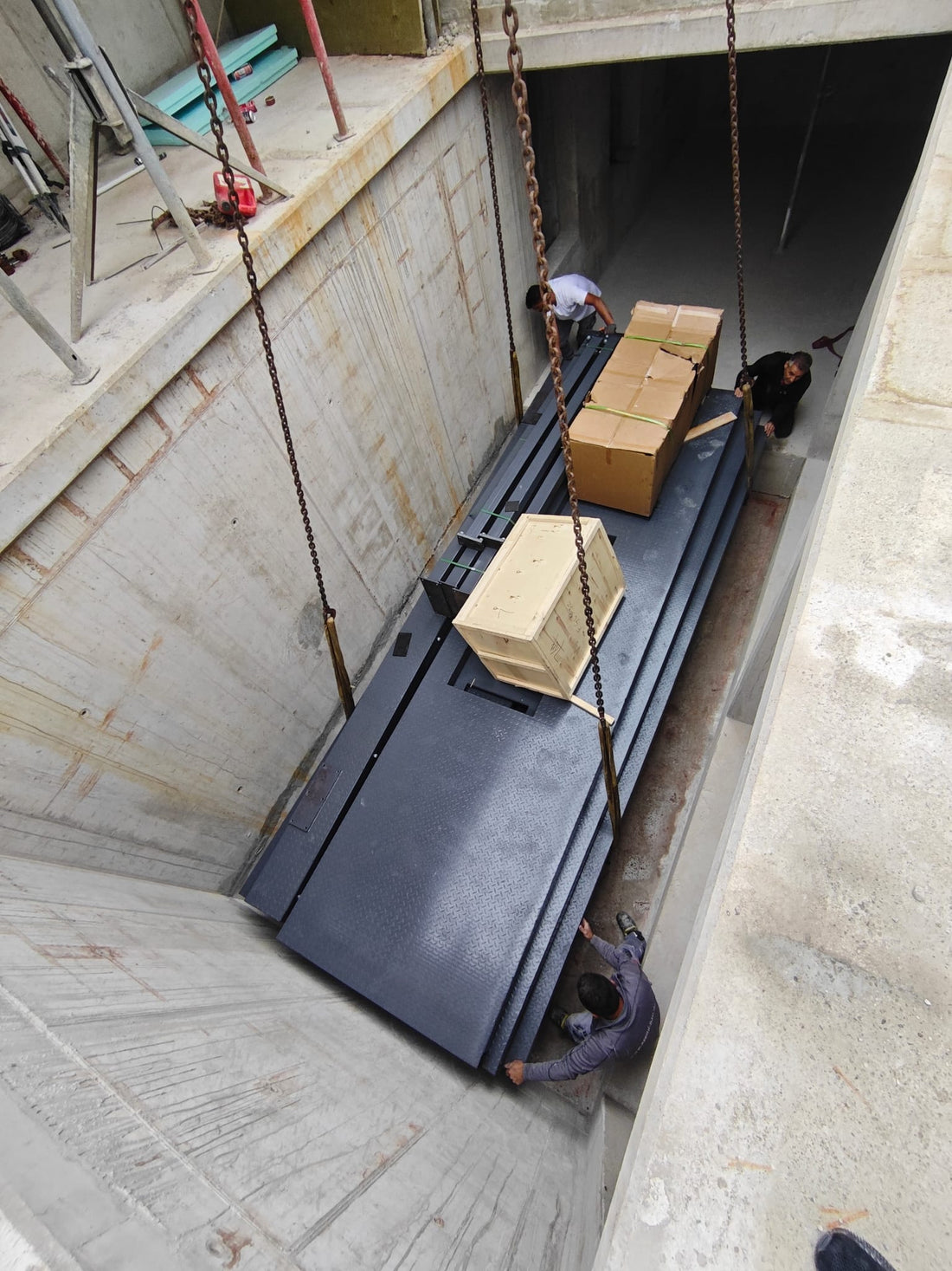 5-ton hydraulic double-platform scissor lift being hoisted for on-site installation