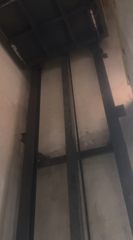 Hydraulic guide rail lift piston rod and cylinder alignment troubleshooting